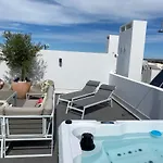 Luxury Two Bedroom With Private Roof Terrace And Hot Tub